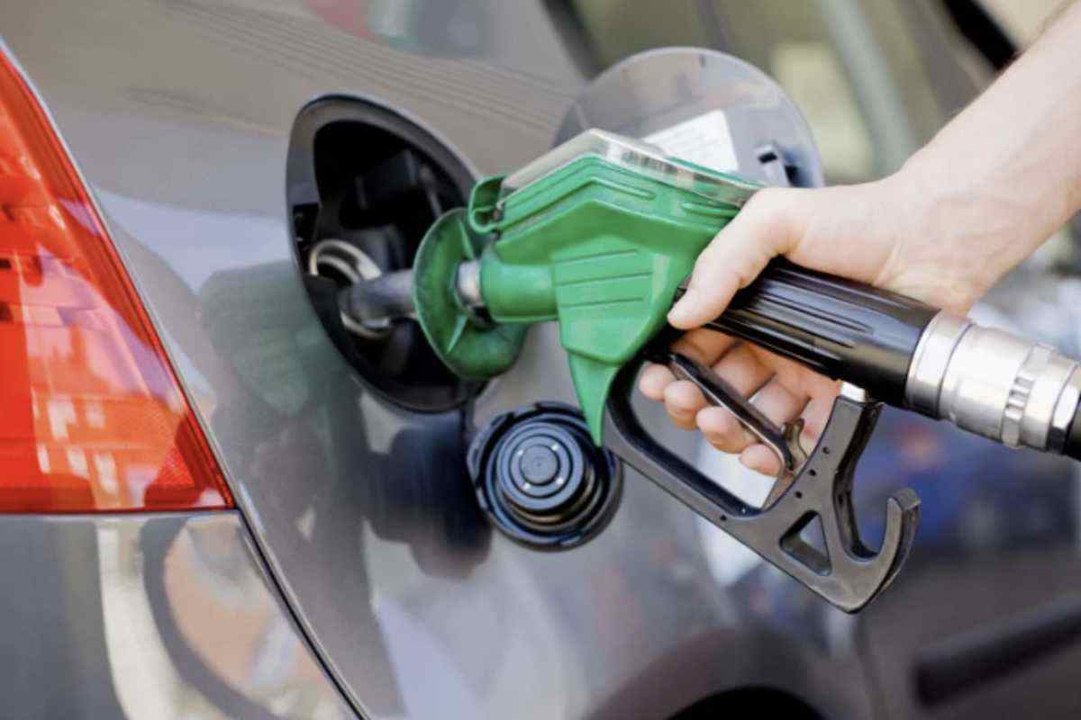 Riempire il serbatoio oltre il limite ha un costo ben preciso: due litri in più, che non serviranno mai, possono costare circa 3,70 euro.