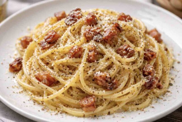 La carbonara è senza dubbio uno dei piatti più iconici della cucina italiana. Nata nelle trattorie di Roma, questa pasta