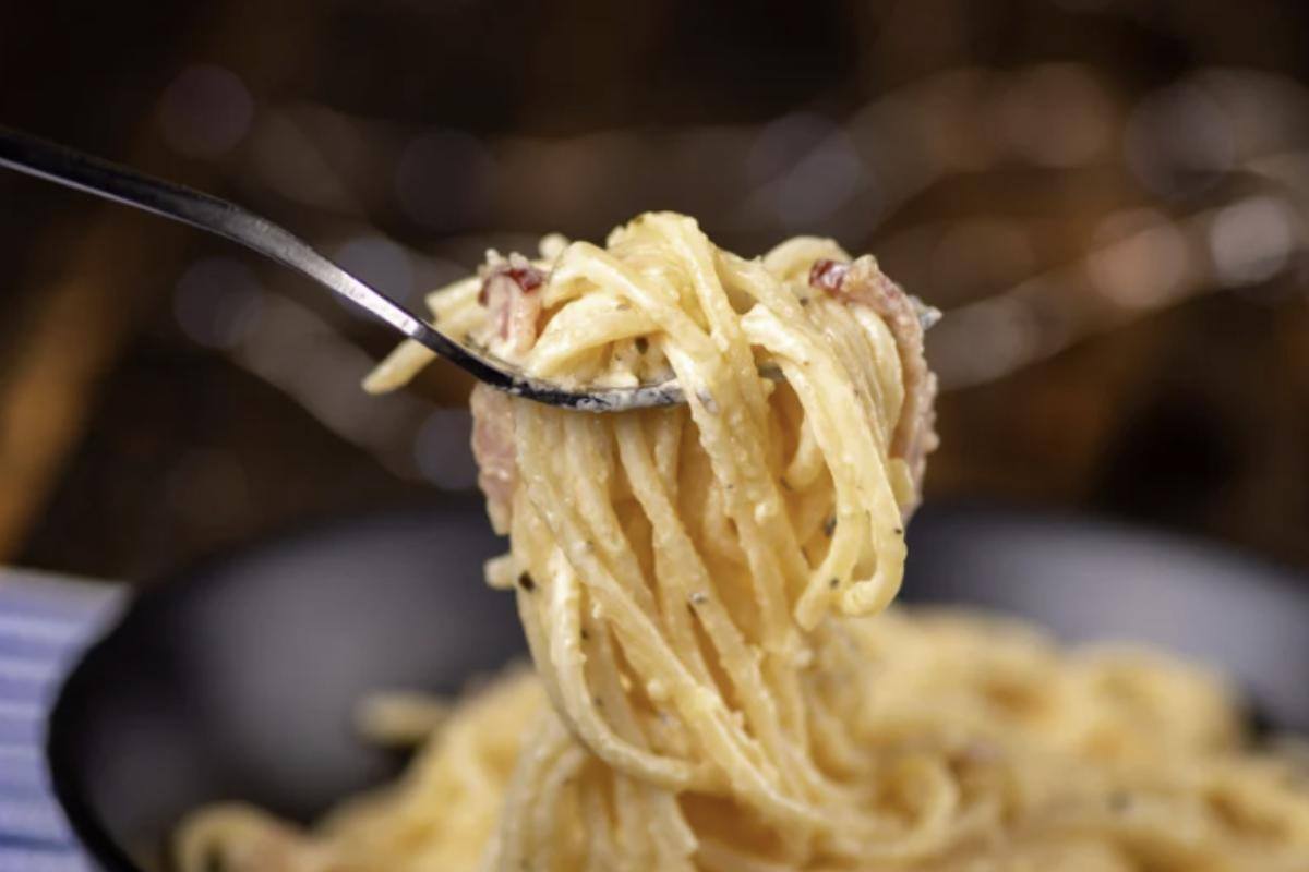 Il dibattito non riguarda solo il prezzo, ma anche l’autenticità della ricetta. Mentre per alcuni la Carbondoro rappresenta