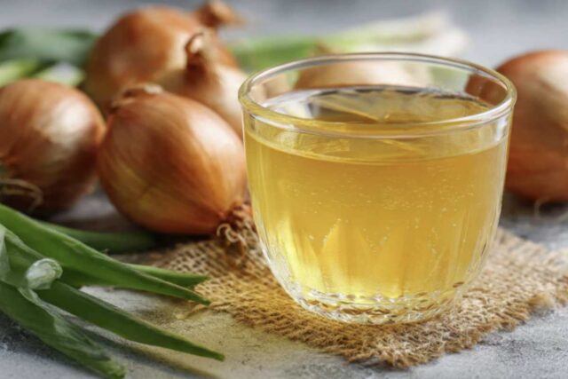 Anche se il succo di cipolla non rappresenta una cura universale per la calvizie genetica o androgenetica, lo studio fornisce prove promettenti