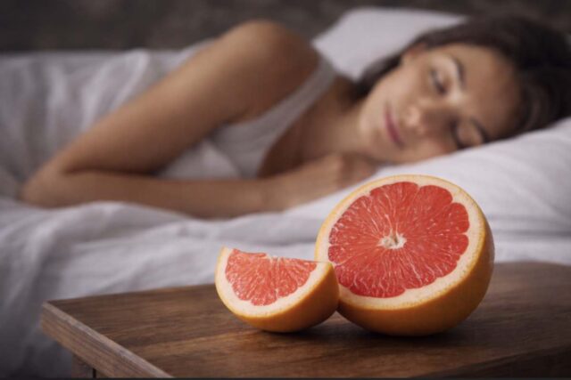 Mangiare pompelmo prima di dormire aiuterebbe a bruciare grasso mentre si dorme, con la possibilità di perdere fino a 2,5 kg