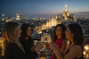 Donne che brindano durante la festa della donna su un rooftop con vista sul Duomo e sullo skyline di Milano