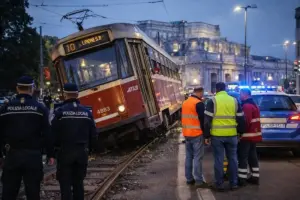 Tram ATM deragliato vicino alla Stazione Centrale di Milano con polizia locale e tecnici sul posto